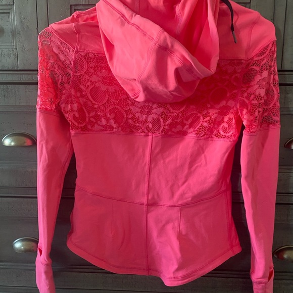 Titika athletic wear hoody with lace - Picture 4 of 5